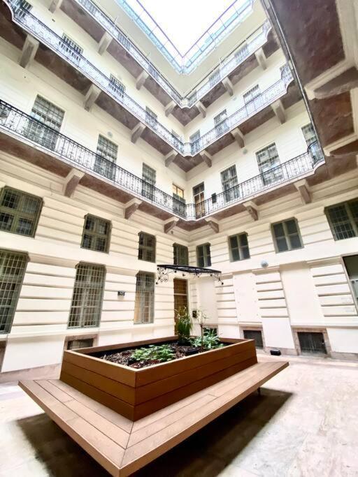 Spacious Andrassy Budapest Bagian luar foto